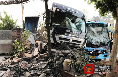自贡：客车避让行人撞上牵引车&nbsp;8人受伤(图2)