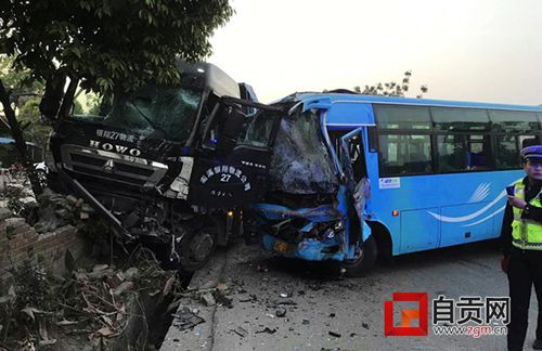 自贡：客车避让行人撞上牵引车&nbsp;8人受伤(图3)