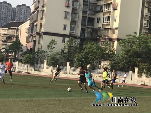 泸州田家炳中学与泸州十八中举行教师足球友谊赛(图1) 泸州田家炳中学与泸州十八中举行教师足球友谊赛(图1)