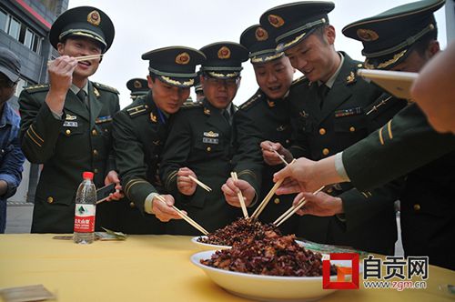 上身厨师服下身迷彩裤 自贡军营厨艺大PK(图1) 上身厨师服下身迷彩裤 自贡军营厨艺大PK(图1)