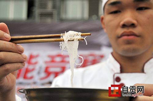 上身厨师服下身迷彩裤 自贡军营厨艺大PK(图2) 上身厨师服下身迷彩裤 自贡军营厨艺大PK(图2)