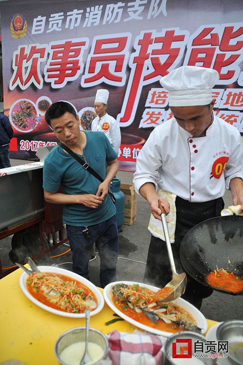 上身厨师服下身迷彩裤 自贡军营厨艺大PK(图4) 上身厨师服下身迷彩裤 自贡军营厨艺大PK(图4)