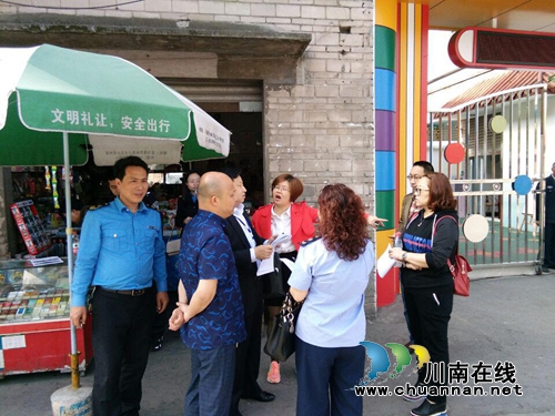 龙马潭区罗汉街道：整治校园周边环境&nbsp;构建和谐校园(图1)