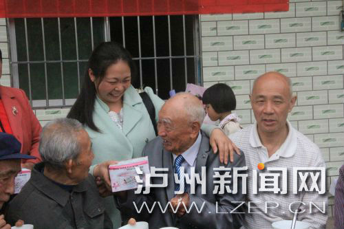 期盼已久的团聚 97岁台湾老兵77年后重回泸州(图5) 期盼已久的团聚 97岁台湾老兵77年后重回泸州(图5)
