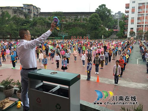泸州十八中开展垃圾分类现场演示活动(图1) 泸州十八中开展垃圾分类现场演示活动(图1)