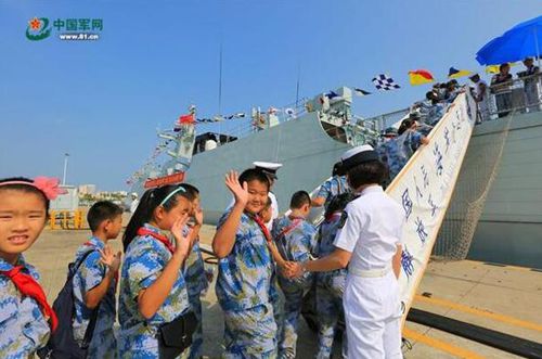 海军成立68周年 泸州舰敞开怀抱向民众开放(图2) 海军成立68周年 泸州舰敞开怀抱向民众开放(图2)