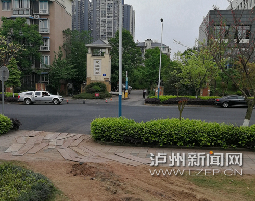 泸州新建公厕正对小区大门 遭居民“抗议”暂停(图1) 泸州新建公厕正对小区大门 遭居民“抗议”暂停(图1)