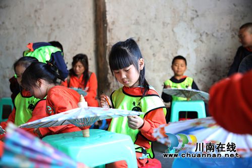 泸州:娃娃走进分水油纸伞厂学“非遗”(图2) 泸州:娃娃走进分水油纸伞厂学“非遗”(图2)