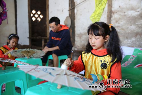 泸州:娃娃走进分水油纸伞厂学“非遗”(图3) 泸州:娃娃走进分水油纸伞厂学“非遗”(图3)