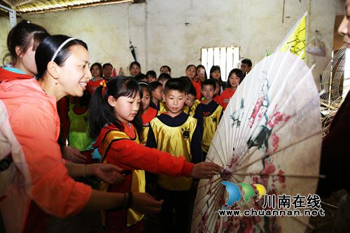 泸州:娃娃走进分水油纸伞厂学“非遗”(图5) 泸州:娃娃走进分水油纸伞厂学“非遗”(图5)