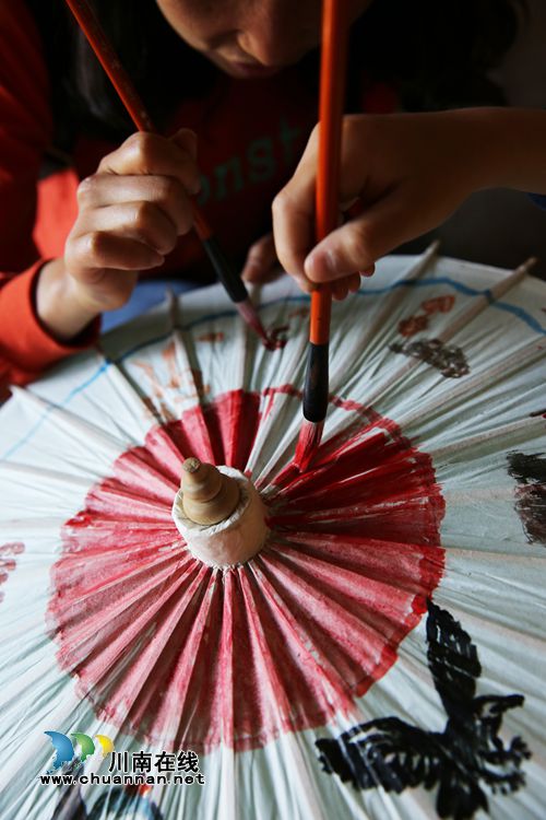 泸州:娃娃走进分水油纸伞厂学“非遗”(图9) 泸州:娃娃走进分水油纸伞厂学“非遗”(图9)