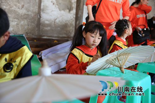 泸州:娃娃走进分水油纸伞厂学“非遗”(图11) 泸州:娃娃走进分水油纸伞厂学“非遗”(图11)