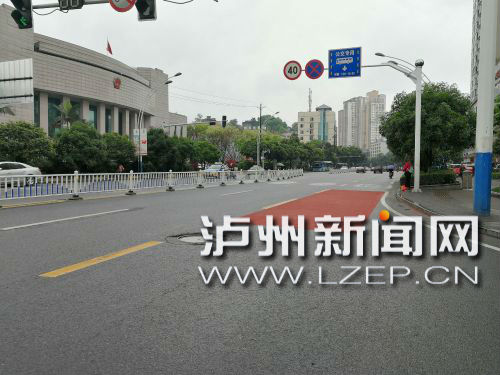 泸州“红色方块”:提示车辆勿入公交专用道(图1) 泸州“红色方块”:提示车辆勿入公交专用道(图1)