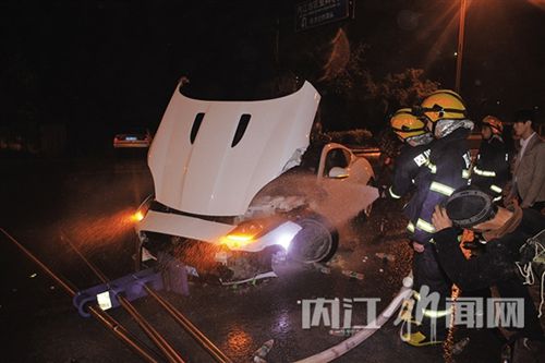 内江:豪车撞上护栏冒白烟 消防紧急救援防自燃(图1) 内江:豪车撞上护栏冒白烟 消防紧急救援防自燃(图1)