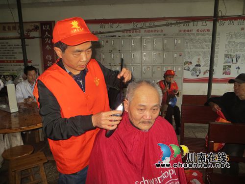 合江县总工会组织劳模慰问敬老院老人(图1) 合江县总工会组织劳模慰问敬老院老人(图1)