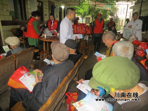 合江县总工会组织劳模慰问敬老院老人(图2) 合江县总工会组织劳模慰问敬老院老人(图2)