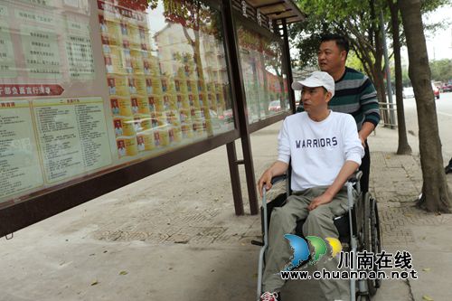 泸州临港社区书记黄平：热心公益的群众贴心人(图1)