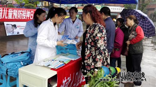 纳溪:流动人口健康直通车开展“4.25”预防接种日宣传(图1) 纳溪:流动人口健康直通车开展“4.25”预防接种日宣传(图1)