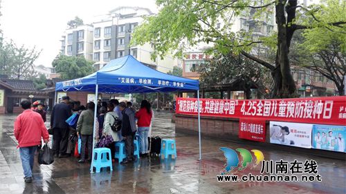 纳溪:流动人口健康直通车开展“4.25”预防接种日宣传(图3) 纳溪:流动人口健康直通车开展“4.25”预防接种日宣传(图3)