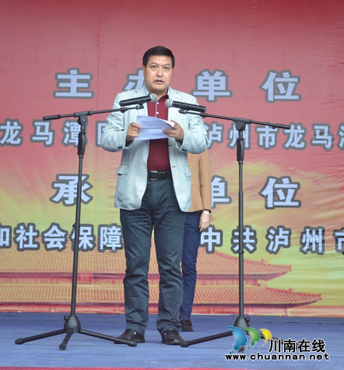 提升“造血”能力 龙马潭举办脱贫攻坚招聘会(图5) 提升“造血”能力 龙马潭举办脱贫攻坚招聘会(图5)
