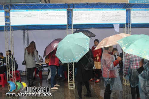 提升“造血”能力 龙马潭举办脱贫攻坚招聘会(图7) 提升“造血”能力 龙马潭举办脱贫攻坚招聘会(图7)