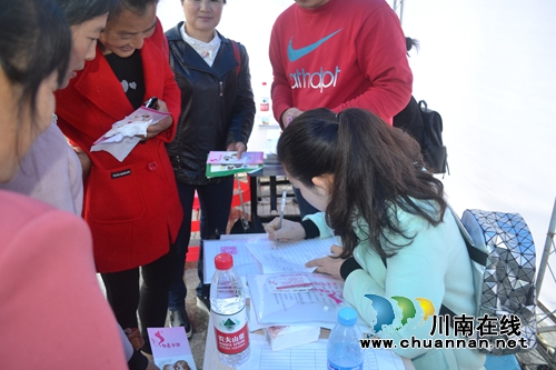提升“造血”能力 龙马潭举办脱贫攻坚招聘会(图10) 提升“造血”能力 龙马潭举办脱贫攻坚招聘会(图10)