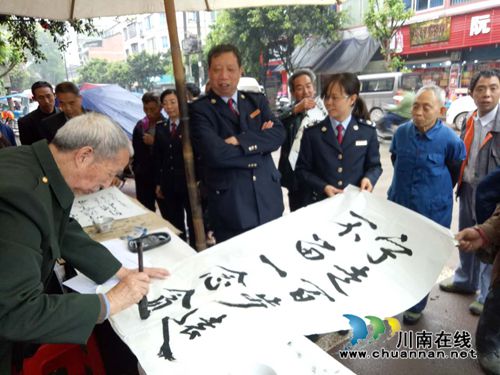 叙永:书画为媒宣传税法 泼墨挥毫培土生金(图1) 叙永:书画为媒宣传税法 泼墨挥毫培土生金(图1)