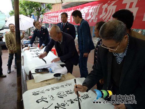 叙永:书画为媒宣传税法 泼墨挥毫培土生金(图3) 叙永:书画为媒宣传税法 泼墨挥毫培土生金(图3)