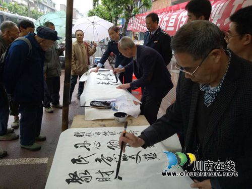 叙永:书画为媒宣传税法 泼墨挥毫培土生金(图4) 叙永:书画为媒宣传税法 泼墨挥毫培土生金(图4)