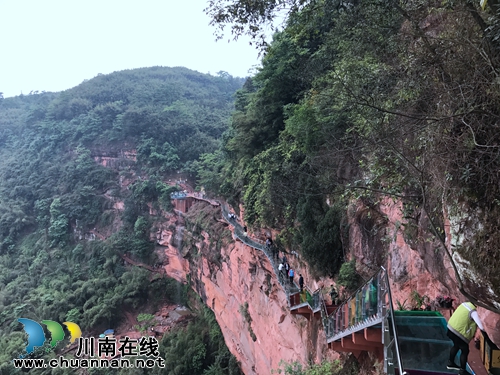 花田酒地玻璃栈道开放 81岁老太前来挑“栈”(图3) 花田酒地玻璃栈道开放 81岁老太前来挑“栈”(图3)