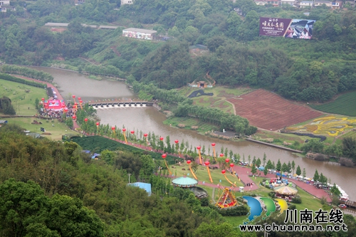 花田酒地玻璃栈道开放 81岁老太前来挑“栈”(图21) 花田酒地玻璃栈道开放 81岁老太前来挑“栈”(图21)