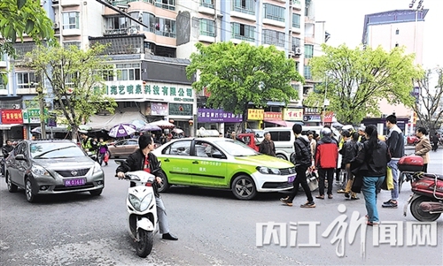 内江市民路遇车祸蜂拥看闹热 现场致二次事故(图1) 内江市民路遇车祸蜂拥看闹热 现场致二次事故(图1)