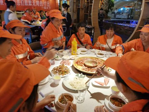 自贡一火锅店免费请百余环卫工人吃火锅庆五一(图1) 自贡一火锅店免费请百余环卫工人吃火锅庆五一(图1)