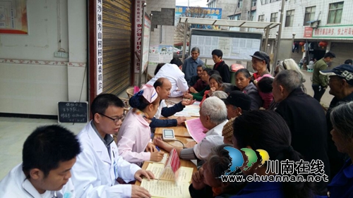 宜宾黄沙镇：脱贫攻坚正当时&nbsp;区政协心系贫困户健康(图2)