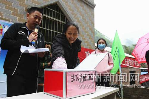 泸州长开区:踩着“梯梯牛” 掀掉贫困帽(图3) 泸州长开区:踩着“梯梯牛” 掀掉贫困帽(图3)