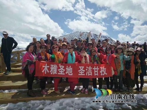 看雪山观美景 游客齐聚康定木雅圣地感受风情(图1) 看雪山观美景 游客齐聚康定木雅圣地感受风情(图1)
