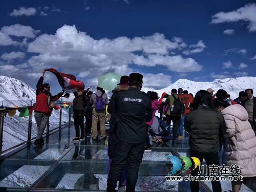 看雪山观美景 游客齐聚康定木雅圣地感受风情(图3) 看雪山观美景 游客齐聚康定木雅圣地感受风情(图3)