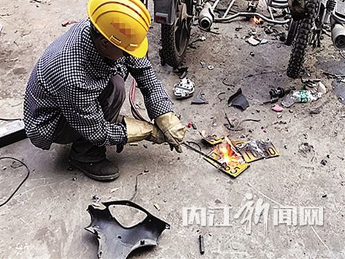 内江市中区交警集中销毁125副假牌套牌(图1) 内江市中区交警集中销毁125副假牌套牌(图1)