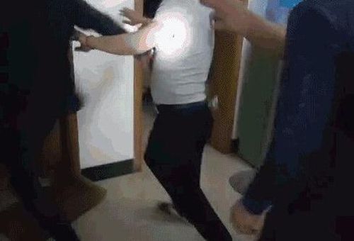 泸州警方破门抓捕毒枭 查获大量毒品和枪支(图3) 泸州警方破门抓捕毒枭 查获大量毒品和枪支(图3)