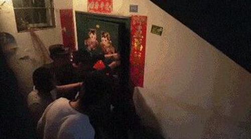 泸州警方破门抓捕毒枭 查获大量毒品和枪支(图2) 泸州警方破门抓捕毒枭 查获大量毒品和枪支(图2)