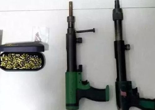 泸州警方破门抓捕毒枭 查获大量毒品和枪支(图8) 泸州警方破门抓捕毒枭 查获大量毒品和枪支(图8)