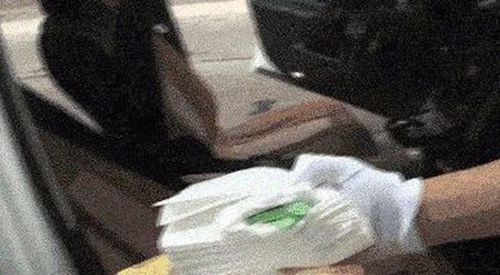 泸州警方破门抓捕毒枭 查获大量毒品和枪支(图7) 泸州警方破门抓捕毒枭 查获大量毒品和枪支(图7)