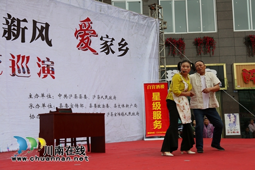 泸县举行“学英雄.树新风.爱家乡”文艺巡演(图9) 泸县举行“学英雄.树新风.爱家乡”文艺巡演(图9)