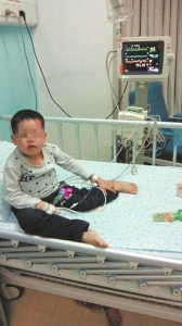 宜宾大肝娃娃:10岁娃娃3岁身 父亲欲捐肝救子(图1) 宜宾大肝娃娃:10岁娃娃3岁身 父亲欲捐肝救子(图1)