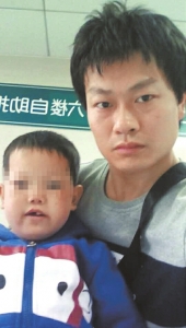 宜宾大肝娃娃:10岁娃娃3岁身 父亲欲捐肝救子(图2) 宜宾大肝娃娃:10岁娃娃3岁身 父亲欲捐肝救子(图2)