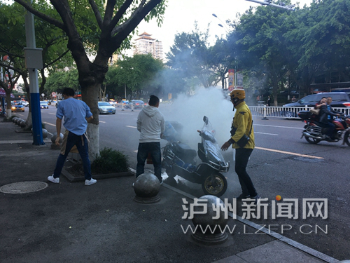泸州一外卖小哥电瓶车自燃 热心市民帮忙灭火(图1) 泸州一外卖小哥电瓶车自燃 热心市民帮忙灭火(图1)