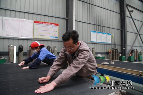 爱“钻”的工程师陈华飞获得“五一”劳动奖章(图1) 爱“钻”的工程师陈华飞获得“五一”劳动奖章(图1)