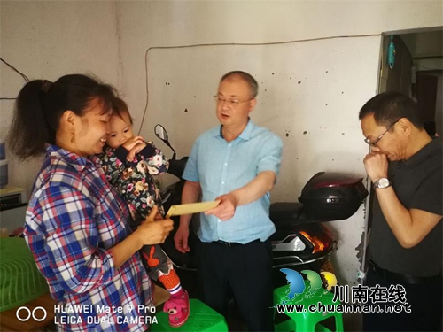 纳溪区人民医院精准扶贫“送鸡苗”(图1) 纳溪区人民医院精准扶贫“送鸡苗”(图1)