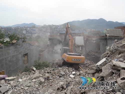 古蔺县开展棚户区集中拆除房屋行动(图1)