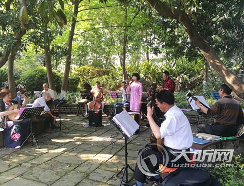 泸州:老人小区里自弹自唱 居民喊“噪音”(图1) 泸州:老人小区里自弹自唱 居民喊“噪音”(图1)